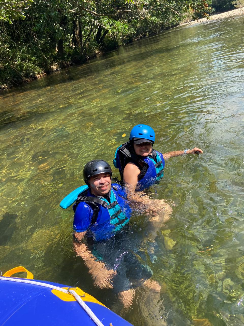 Turistas practicando body rafting en las aguas cristalinas del Río Claro, Doradal Antioquia Colombia