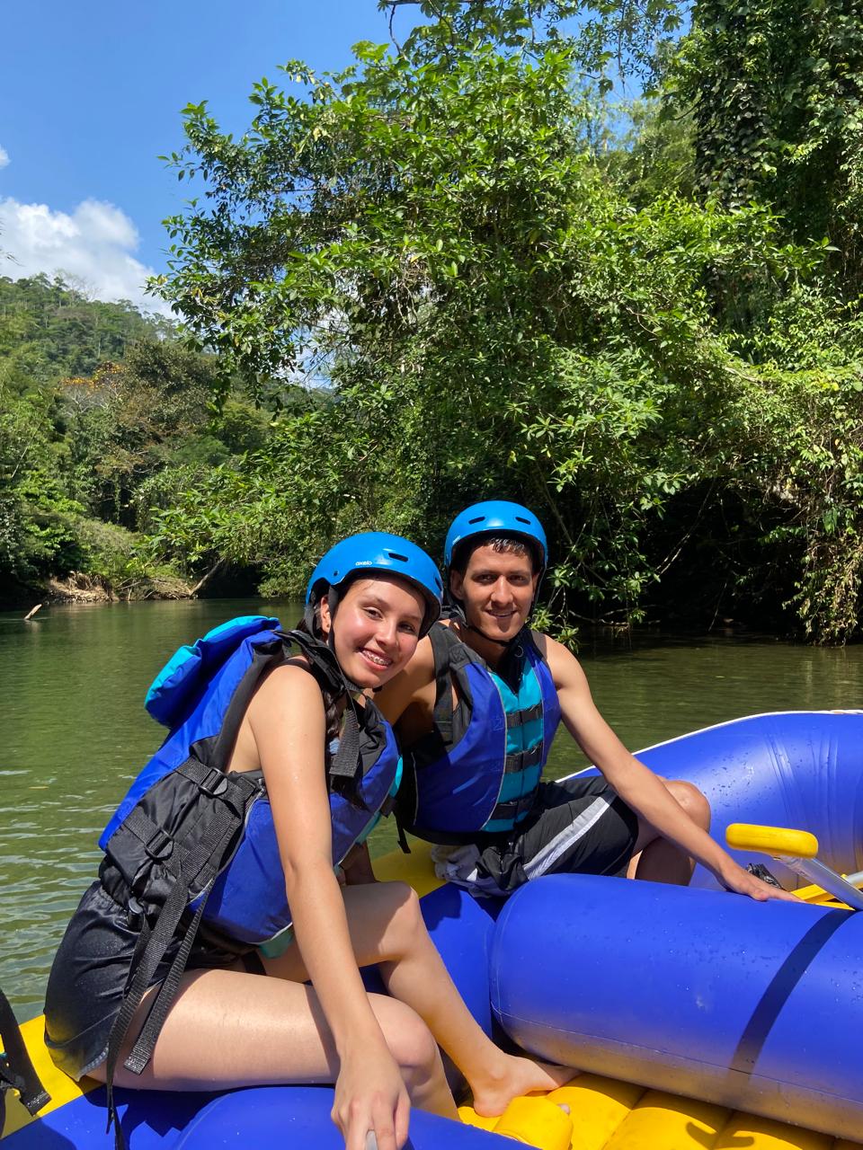 Pareja en tour de rafting por Río Claro Doradal 2026, aventura en pareja Antioquia