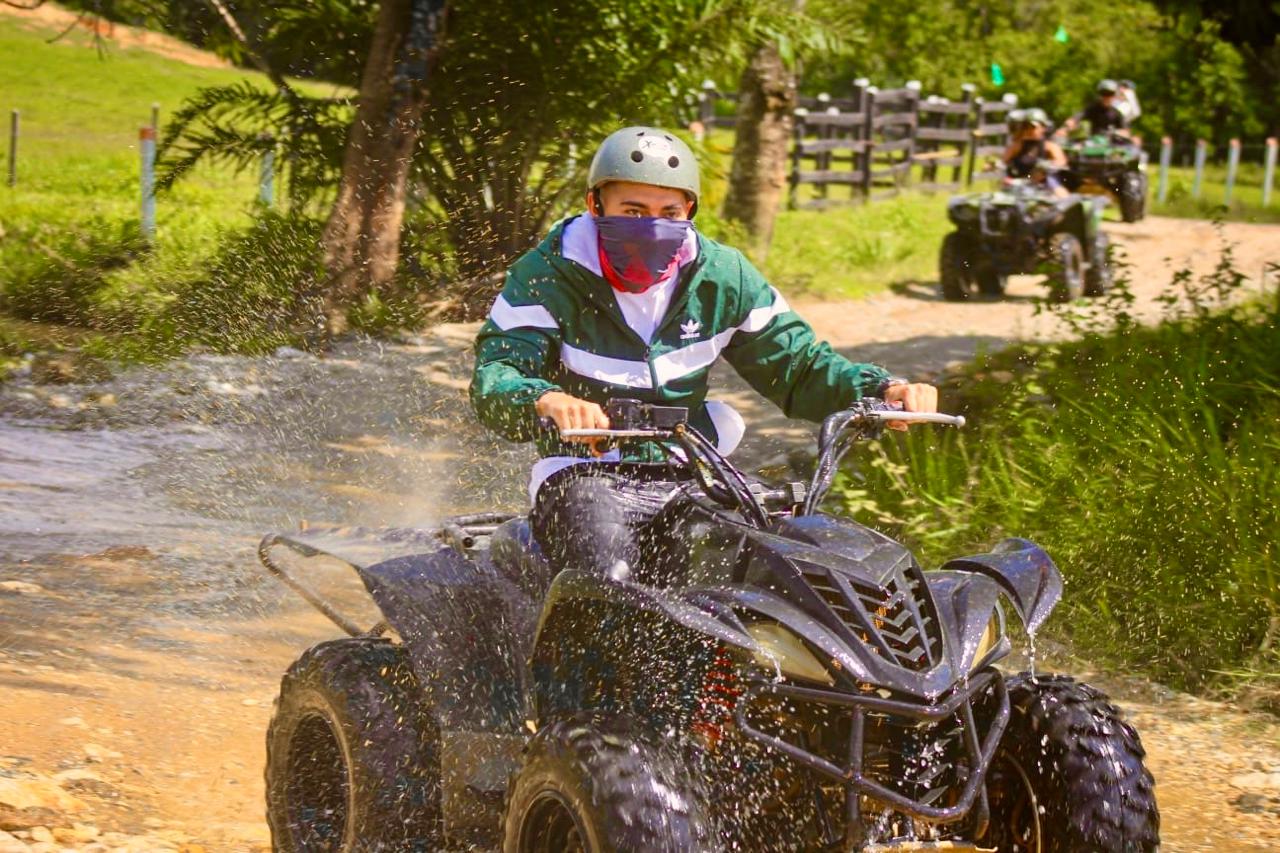 Tour en cuatrimoto por trocha y barro en Doradal, aventura rural Colombia 2026