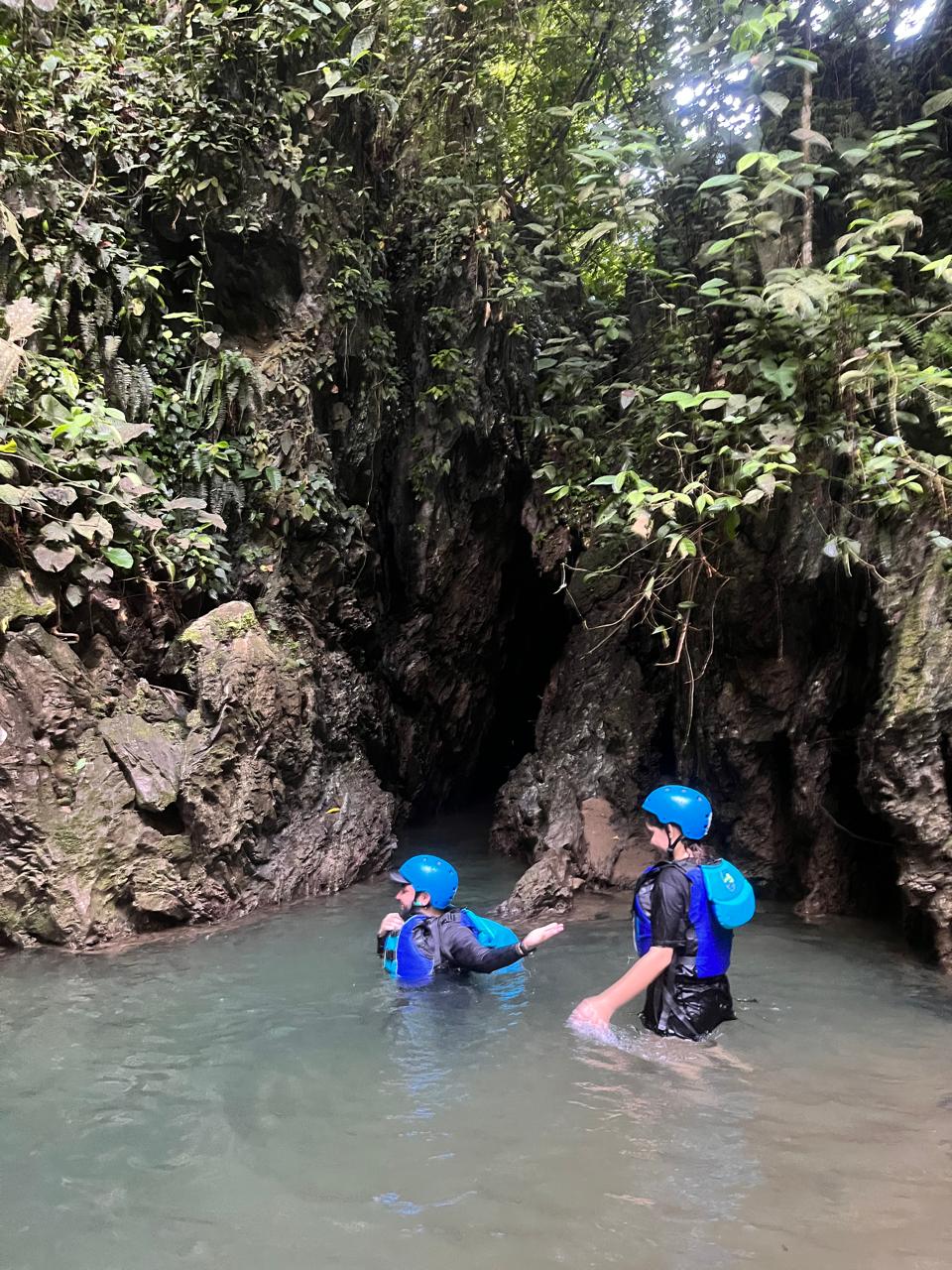 Turistas ingresando a la caverna de Río Claro para hacer espeleísmo, aventura subterránea en Doradal
