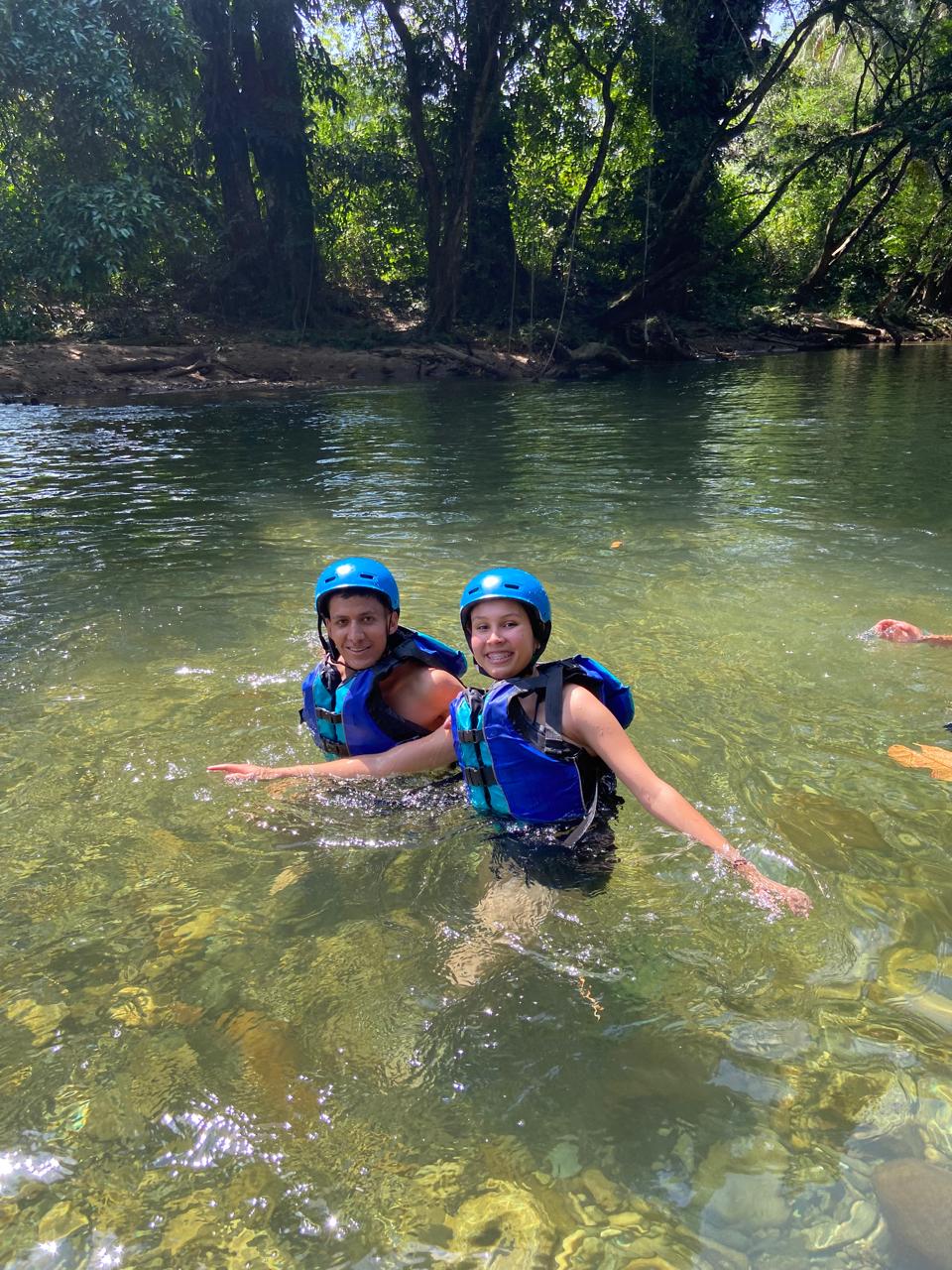 Pareja haciendo rafting en las aguas del Río Claro, aventura para dos en Doradal Antioquia Colombia