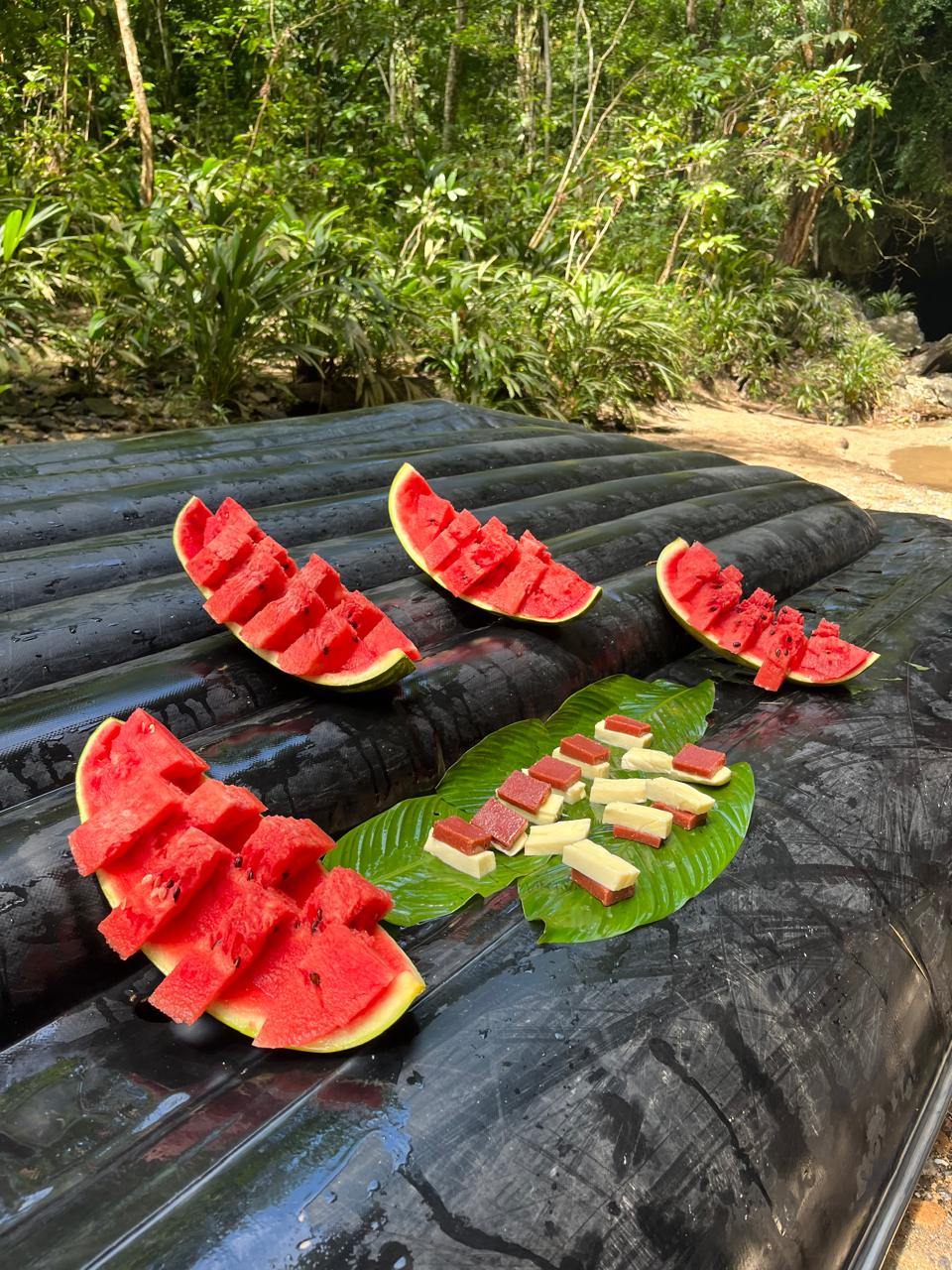 Snack de sandía y bocadillo incluido en los tours de Río Claro Doradal, alimentación típica colombiana en la naturaleza