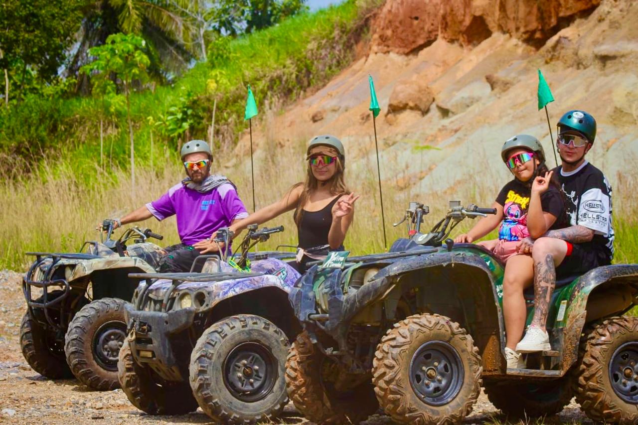 Alquiler de cuatrimotos en Doradal — grupo familiar en ruta hacia el Balneario San Juan Antioquia