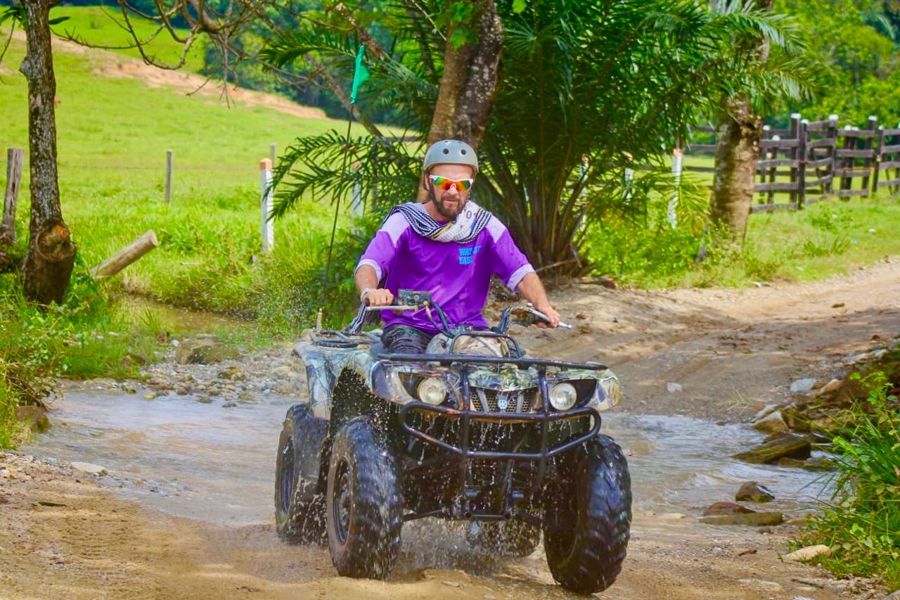 Cuatrimoto cruzando charco en la trocha de Doradal, aventura en cuatrimoto Antioquia