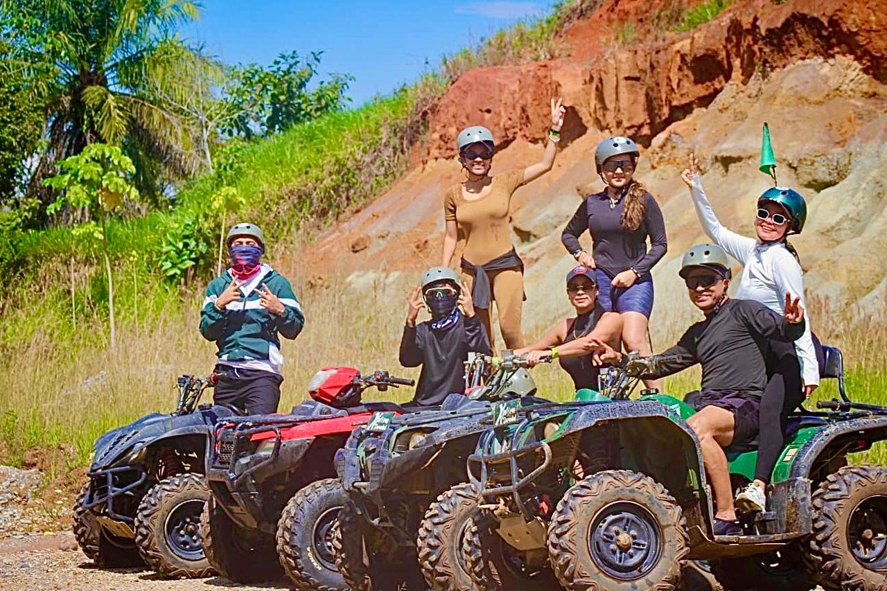 Grupo en parada del tour de cuatrimoto en Doradal, ruta hacia el Balneario San Juan Antioquia